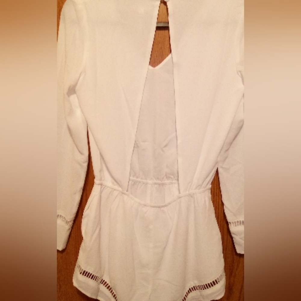 Long Sleeve Open Back White Romper By Tavik Size Medium - Picture 3 of 3